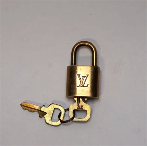 petit cadenas vintage louis vuitton|Cadena Louis Vuitton .